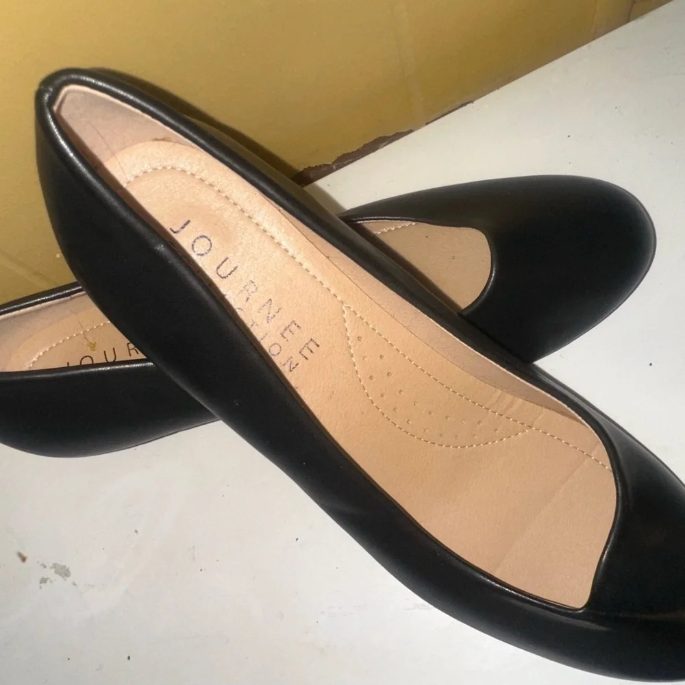 Journee Collection sleek black